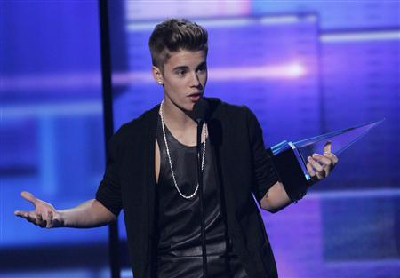 @JustinBieber Wins Big And @Psy Breaks It Down Gangham Style With Hammer At The AMA’s (Videos Inside)